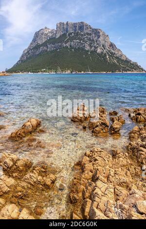 Panoramablick auf die Klippen und Hänge des Hauptkalkmassiv, Monte Cannone Gipfel, der Insel Isola Tavolara auf Tyrrhenischen Meer vor der Nordküste von Sar Stockfoto