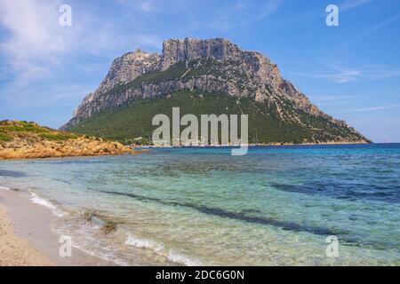 Panoramablick auf die Klippen und Hänge des Hauptkalkmassiv, Monte Cannone Gipfel, der Insel Isola Tavolara auf Tyrrhenischen Meer vor der Nordküste von Sar Stockfoto