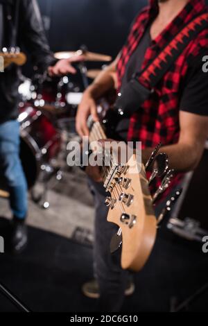 KIEW, UKRAINE - 25. AUGUST 2020: Beschnittene Ansicht des Musikers mit E-Gitarre auf verschwommenem Hintergrund Stockfoto