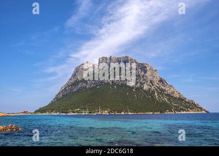 Panoramablick auf die Klippen und Hänge des Hauptkalkmassiv, Monte Cannone Gipfel, der Insel Isola Tavolara auf Tyrrhenischen Meer vor der Nordküste von Sar Stockfoto