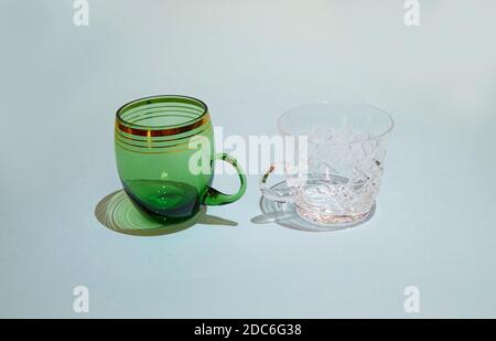 Zwei leere Kristallbecher stehen nebeneinander Anzeigen Stockfoto
