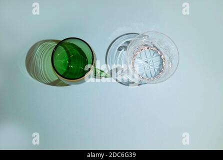 Zwei leere Kristallbecher stehen nebeneinander Blick von oben Stockfoto