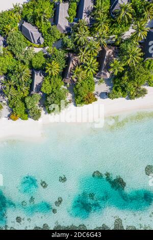 Luftaufnahme des karibischen Resorts. Blick von oben auf erstaunliche tropische Landschaft, seichte See Lagune, entspannen Sandstrand und Palmen rund um Villen, Bungalows Stockfoto