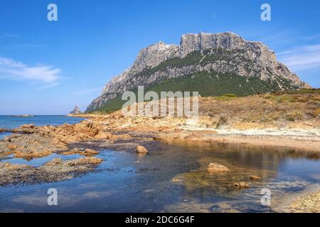 Panoramablick auf die Klippen und Hänge des Hauptkalkmassiv, Monte Cannone Gipfel, der Insel Isola Tavolara auf Tyrrhenischen Meer vor der Nordküste von Sar Stockfoto