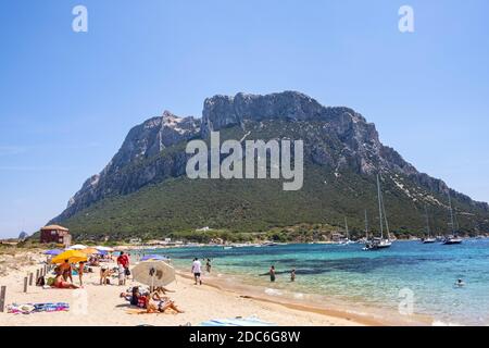 Tavolara, Sardinien / Italien - 2019/07/18: Panoramablick auf den Strand Spiaggia Spalmatore di Terra von Isola Tavolara auf dem Tyrrhenischen Meer vor dem Norden Stockfoto