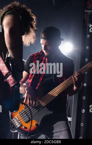 KIEW, UKRAINE - 25. AUGUST 2020: Musiker spielt E-Gitarre mit verschwommenem Gitarristen im Vordergrund Stockfoto