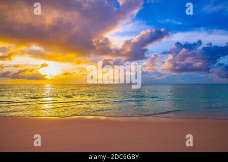 Sonnenuntergang und Meereshimmel. Paradies Insel Küste, Meer, wolkigen Himmel, entspannend, Dämmerung, Schönheit in der Natur Konzept. Minimaler Sonnenuntergang Strand Hintergrund Stockfoto