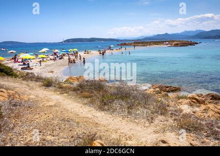 Tavolara, Sardinien / Italien - 2019/07/18: Panoramablick auf den Strand Spiaggia Spalmatore di Terra von Isola Tavolara auf dem Tyrrhenischen Meer vor dem Norden Stockfoto