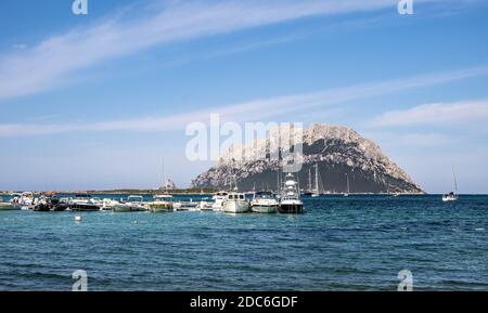 Tavolara, Sardinien / Italien - 2019/07/18: Panoramablick auf Klippen und Hänge des Hauptkalkmassiv, Monte Cannone Gipfel, der Insel Isola Tavolara auf Stockfoto