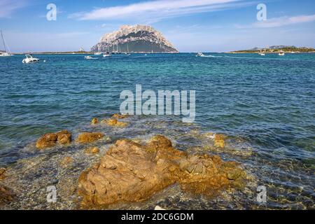 Tavolara, Sardinien / Italien - 2019/07/18: Panoramablick auf Klippen und Hänge des Hauptkalkmassiv, Monte Cannone Gipfel, der Insel Isola Tavolara auf Stockfoto