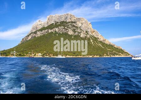 Tavolara, Sardinien / Italien - 2019/07/18: Panoramablick auf Klippen und Hänge des Hauptkalkmassiv, Monte Cannone Gipfel, der Insel Isola Tavolara auf Stockfoto