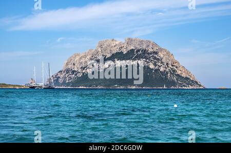 Tavolara, Sardinien / Italien - 2019/07/18: Panoramablick auf Klippen und Hänge des Hauptkalkmassiv, Monte Cannone Gipfel, der Insel Isola Tavolara auf Stockfoto