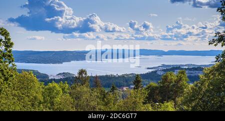 Oslo, Ostlandet / Norwegen - 2019/09/02: Panoramablick auf die metropolitanen Oslo und Oslofjorden Meeresbuchten und Häfen vom Holmenkollen-Hügel aus gesehen Stockfoto