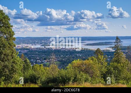 Oslo, Ostlandet / Norwegen - 2019/09/02: Panoramablick auf die metropolitanen Oslo und Oslofjorden Meeresbuchten und Häfen vom Holmenkollen-Hügel aus gesehen Stockfoto