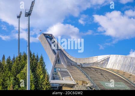 Oslo, Ostlandet / Norwegen - 2019/09/02: Panoramablick auf die Holmenkollen-Schanze - Holmenkollbakken - eine olympische Schanze nach 20 Stockfoto
