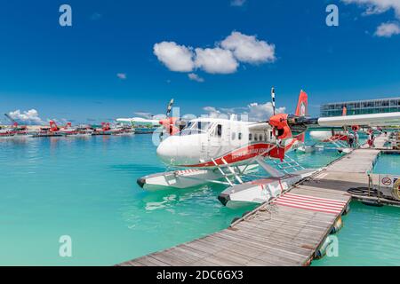 Männlich, Malediven 10. Mai 2019: TMA - Trans Maldivian Airways Twin Otter Wasserflugzeuge am Flughafen Male (MLE) auf den Malediven. Parken mit dem Wasserflugzeug neben dem Float Stockfoto