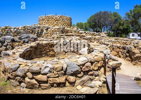 Arzachena, Sardinien / Italien - 2019/07/19: Archäologische Ruinen des nuraghischen Komplexes La Prisgiona - Nuraghe La Prisgiona - mit Hauptturm und Präse aus Stein Stockfoto