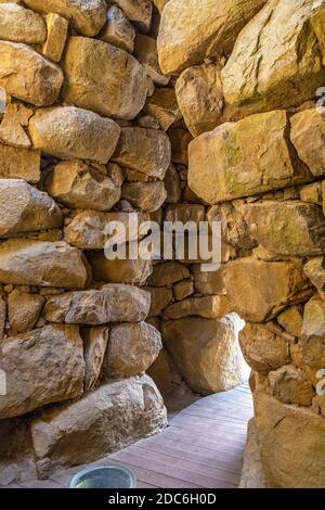 Arzachena, Sardinien / Italien - 2019/07/19: Archäologische Ruinen der nuraghischen Komplex La Prisgiona - Nuraghe La Prisgiona - mit Innenraum aus Stein Turm Stockfoto