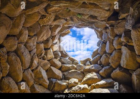 Arzachena, Sardinien / Italien - 2019/07/19: Archäologische Ruinen der nuraghischen Komplex La Prisgiona - Nuraghe La Prisgiona - mit Innenraum aus Stein Turm Stockfoto