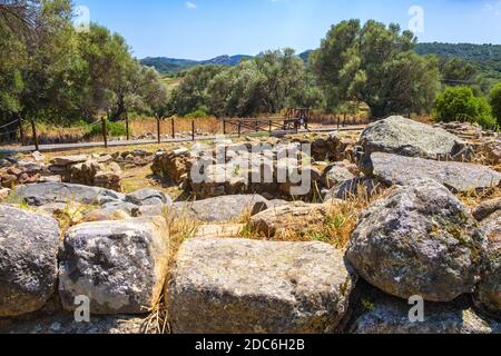 Arzachena, Sardinien / Italien - 2019/07/19: Archäologische Ruinen des nuraghischen Komplexes La Prisgiona - Nuraghe La Prisgiona - mit Reste von abgerundeten Steinen Stockfoto