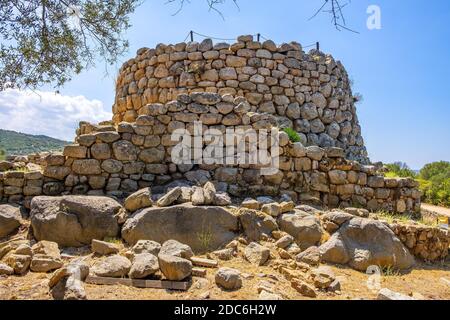 Arzachena, Sardinien / Italien - 2019/07/19: Archäologische Ruinen des nuraghischen Komplexes La Prisgiona - Nuraghe La Prisgiona - mit Hauptturm und Präse aus Stein Stockfoto