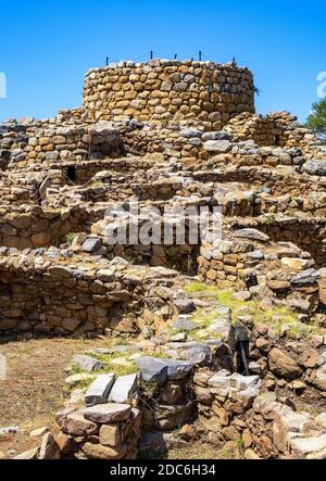 Arzachena, Sardinien / Italien - 2019/07/19: Archäologische Ruinen des nuraghischen Komplexes La Prisgiona - Nuraghe La Prisgiona - mit Hauptturm und Präse aus Stein Stockfoto