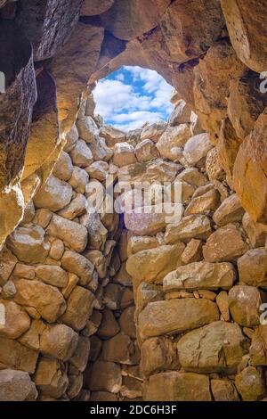 Arzachena, Sardinien / Italien - 2019/07/19: Archäologische Ruinen der nuraghischen Komplex La Prisgiona - Nuraghe La Prisgiona - mit Innenraum aus Stein Turm Stockfoto