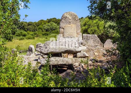 Arzachena, Sardinien / Italien - 2019/07/19: Archäologische Ruinen der nuraghischen Nekropole Giants Grab des Coddu Vecchiu - Tomba di Giganti Coddu Vecchiu - w Stockfoto