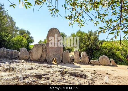 Arzachena, Sardinien / Italien - 2019/07/19: Archäologische Ruinen der nuraghischen Nekropole Giants Grab des Coddu Vecchiu - Tomba di Giganti Coddu Vecchiu - w Stockfoto