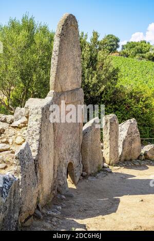 Arzachena, Sardinien / Italien - 2019/07/19: Archäologische Ruinen der nuraghischen Nekropole Giants Grab des Coddu Vecchiu - Tomba di Giganti Coddu Vecchiu - w Stockfoto