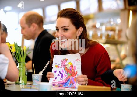 S.H. der Prinz und die Prinzessin von Wales in Swansea, Wales, Großbritannien, abgebildet in Joe's Icecream Shop Stockfoto