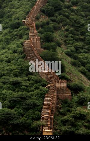 Die Mauer von Jaigarh Fort auf Cheel ka Teela (Hügel der Adler), ein Teil der Aravalli Bereich in Amer, am Stadtrand von Jaipur in Rajasthan, Indien. Stockfoto