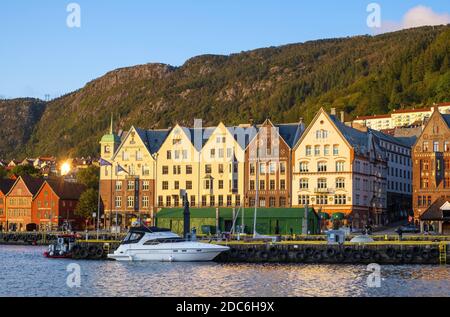 Bergen, Hordaland / Norwegen - 2019/09/03: Panoramablick auf das historische Bryggen-Viertel am Hafen von Bergen mit dem Floyen-Berg im Hintergrund Stockfoto