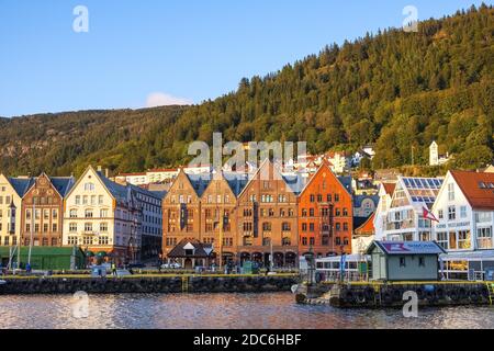 Bergen, Hordaland / Norwegen - 2019/09/03: Panoramablick auf das historische Bryggen-Viertel am Hafen von Bergen mit dem Floyen-Berg im Hintergrund Stockfoto