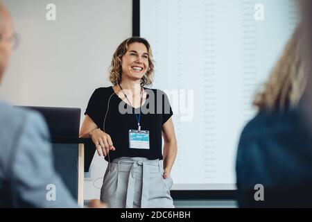 Lächelnde Geschäftsfrau, die während einer Konferenz eine Rede hält. Erfolgreicher Business-Profi geben Präsentation. Stockfoto
