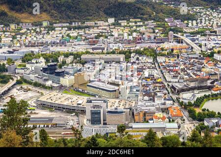 Bergen, Hordaland / Norwegen - 2019/09/03: Panoramablick auf das Stadtzentrum von Bergen vom Mount Floyen aus gesehen Stockfoto