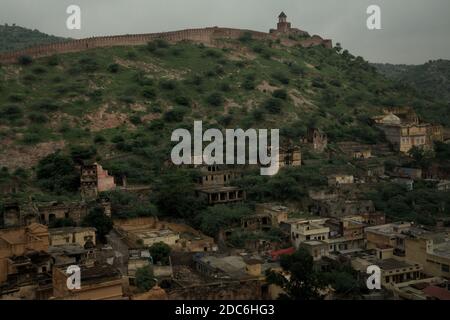 Amer Stadt, Aravalli Hügel und ein Teil der Jaigarh Fort Wand, die aus rotem Sandstein auf seiner Spitze, wie von Amer Fort in Rajaschtan, Indien gesehen. Stockfoto