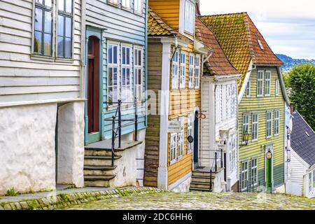 Bergen, Hordaland / Norwegen - 2019/09/06: Rekonstruierte norwegische Stadtstraße aus dem 19. Jahrhundert mit Holzhäusern im Alten Bergen Museum - Gamle Bergen Museum Stockfoto