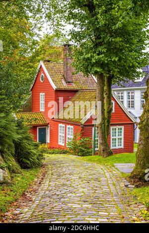 Bergen, Hordaland / Norwegen - 2019/09/06: Rekonstruierte norwegische Stadtstraße aus dem 19. Jahrhundert mit Holzhäusern im Alten Bergen Museum - Gamle Bergen Museum Stockfoto