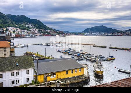 Bergen, Hordaland / Norwegen - 2019/09/06: Panoramablick auf den Hafen von Bergen - Bergen Havn - mit Schiffen, Yachten und Bergen Hügeln im Hintergrund Stockfoto