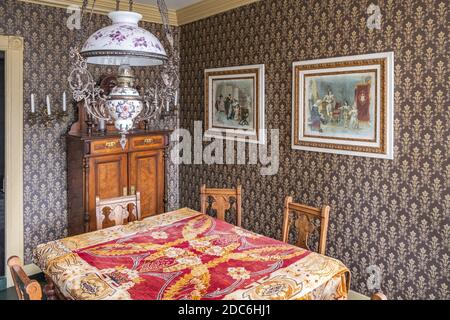 Bergen, Hordaland / Norwegen - 2019/09/06: Rekonstruiertes norwegisches Wohninterieur des 19. Jahrhunderts im Alten Bergen Museum - Gamle Bergen Museum - heritag Stockfoto