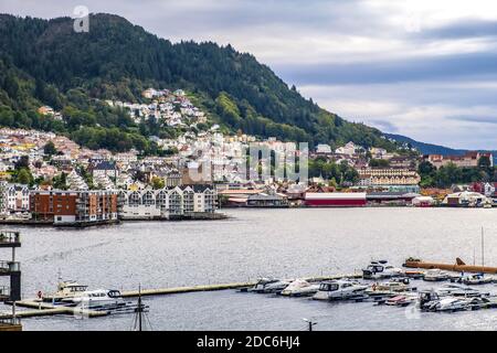 Bergen, Hordaland / Norwegen - 2019/09/06: Panoramablick auf den Hafen von Bergen - Bergen Havn - mit Schiffen, Yachten und Bergen Hügeln im Hintergrund Stockfoto