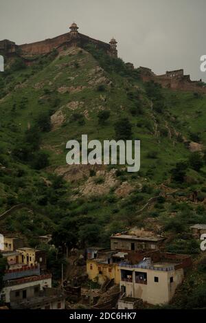 Aravalli Hügel und ein Teil der Jaigarh Fort Wand aus Amer Fort in Rajashtan, Indien gesehen. Stockfoto