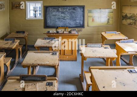 Bergen, Hordaland / Norwegen - 2019/09/06: Rekonstruierte norwegische Schulklasse aus dem 19. Jahrhundert im Alten Bergen Museum - Gamle Bergen Museum - Heritage Park Stockfoto