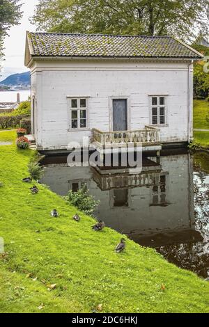 Bergen, Hordaland / Norwegen - 2019/09/06: Rekonstruierte norwegische Stadtstraße aus dem 19. Jahrhundert mit Holzhäusern im Alten Bergen Museum - Gamle Bergen Museum Stockfoto