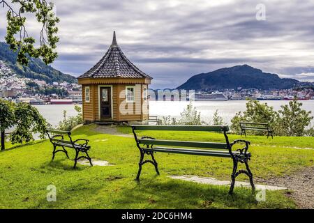 Bergen, Hordaland / Norwegen - 2019/09/06: Panoramablick auf den Hafen von Bergen - Bergen Havn - vom Alten Bergen Museum, Gamle Bergen Museum, Heritage pa Stockfoto