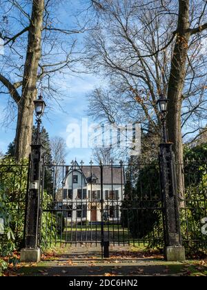 De poort van Villa Sphagnum in Griendtsveen Stockfoto