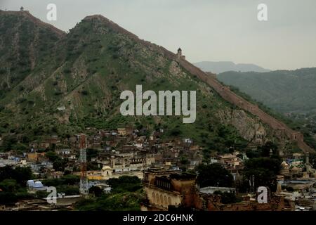 Aravalli Hügel und ein Teil der Jaigarh Fort Wand aus Amer Fort in Rajashtan, Indien gesehen. Stockfoto