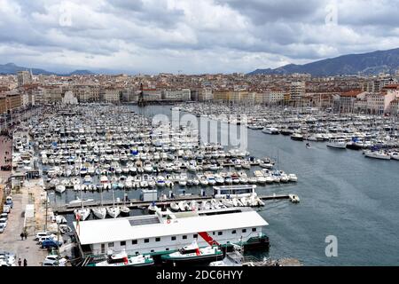 Marseille, Frankreich. November 2020. Gesamtansicht des Vieux-Port von Marseille. Kredit: Gerard Bottino/SOPA Images/ZUMA Wire/Alamy Live Nachrichten Stockfoto