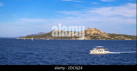 La Maddalena, Sardinien / Italien - 2019/07/17: Panoramablick auf den Archipel von La Maddalena Tyrrhenische Meeresküste mit den Stränden der Insel La Maddalena Stockfoto